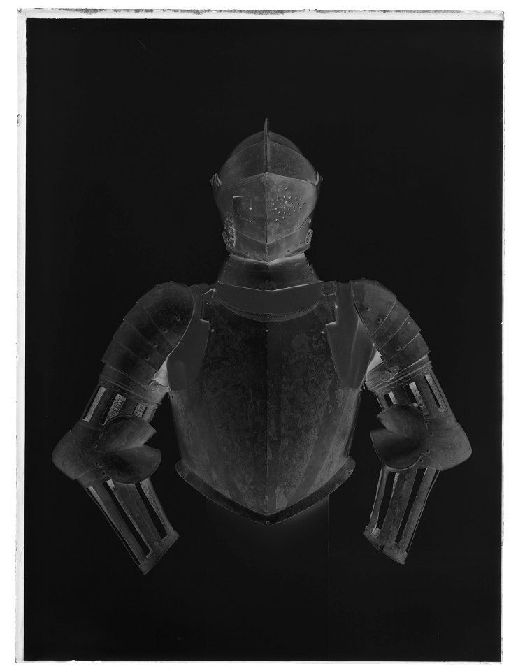 Harnesksmed, sluten hjälm - Livrustkammaren - 8662-negative