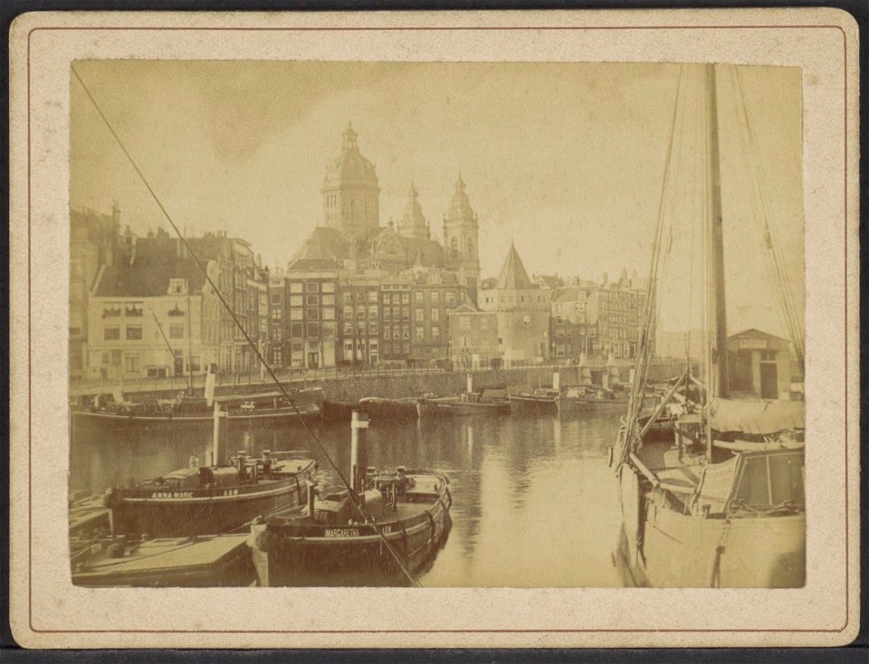 Het Open Havenfront gezien naar Prins Hendrikkade 88-99 (v.r.n.l.), Afb ANWZ00385000001