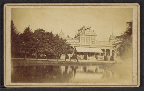 Het Vondelparkpaviljoen in het Vondelpark, gezien over de grote vijver, Afb ANWZ00441000001
