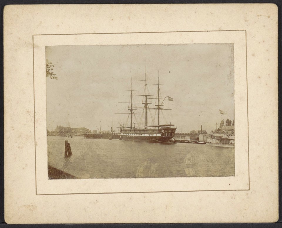 Het opleidingsschip Hr.Ms. Admiraal van Wassenaar in het Oosterdok, Afb ANWZ00390000001