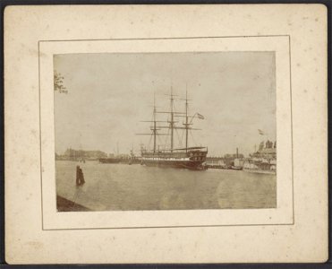 Het opleidingsschip Hr.Ms. Admiraal van Wassenaar in het Oosterdok, Afb ANWZ00390000001