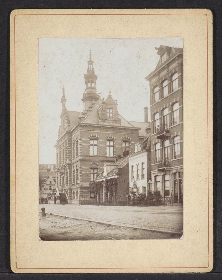 Het raadhuis van Nieuwer-Amstel, Amsteldijk 67. Rechts Amsteldijk 64-66, Afb ANWZ00450000001