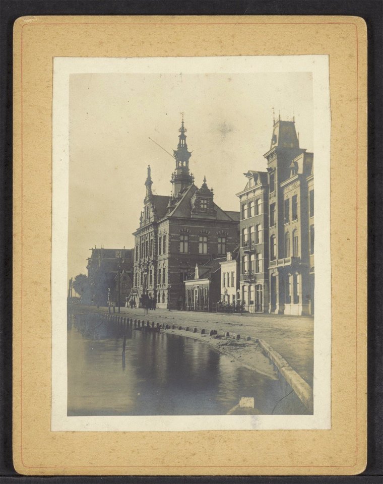 Het raadhuis van Nieuwer-Amstel, Amsteldijk 67. Rechts Amsteldijk 63-66, Afb ANWZ00451000001