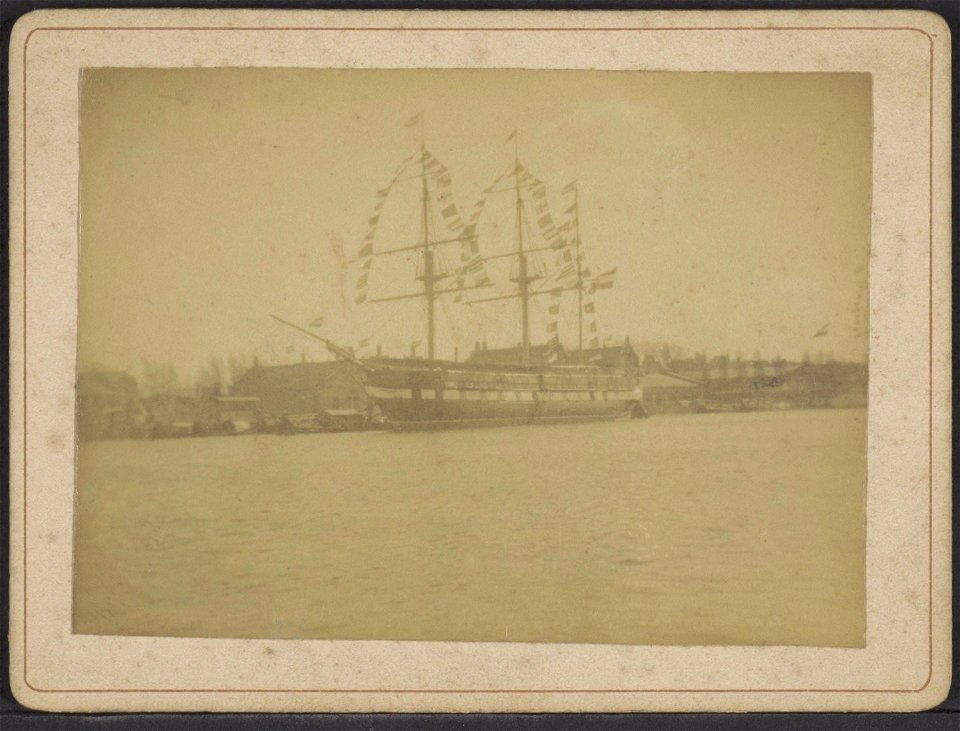 Het opleidingsschip Hr.Ms. Admiraal van Wassenaar in het Oosterdok, Afb ANWZ00389000001