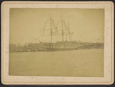 Het opleidingsschip Hr.Ms. Admiraal van Wassenaar in het Oosterdok, Afb ANWZ00389000001