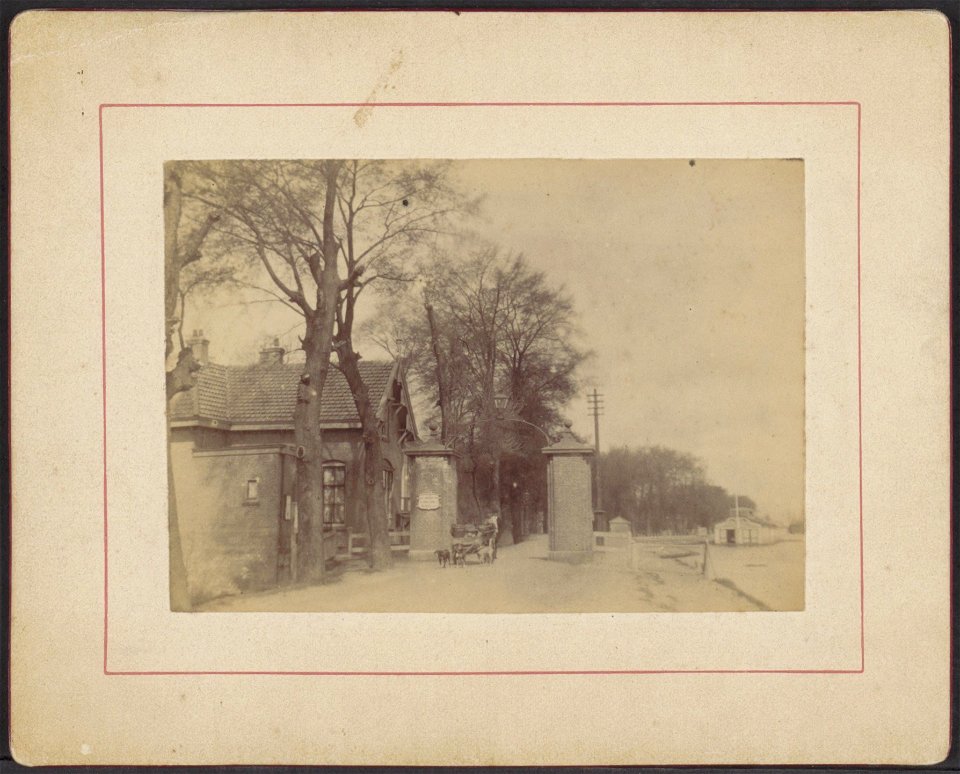 Het voormalige Tolhek aan de Amsteldijk, ter hoogte van nummer 98, geplaatst in 1896, Afb ANWZ00449000001
