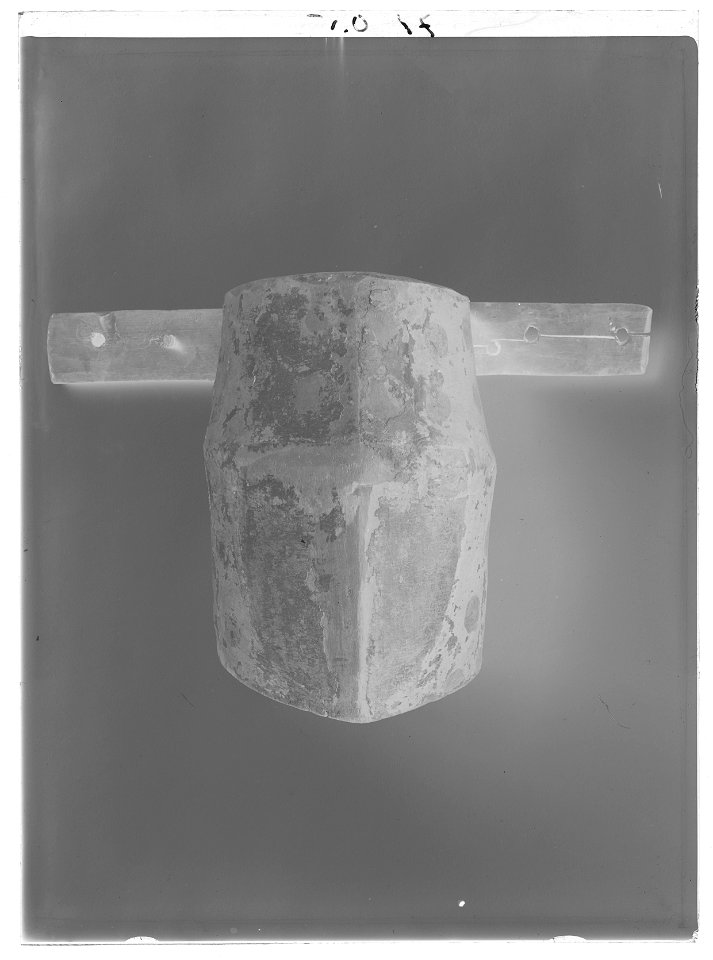 Hjälm till begravningsvapen - Strängnäs domkyrka - E 15869 - Livrustkammaren - 981-negative