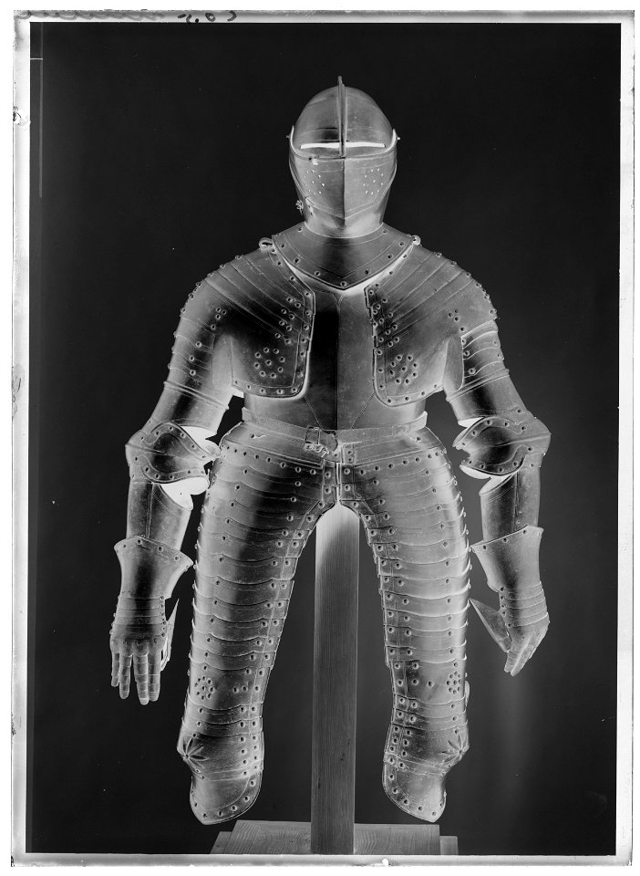Hjälm med halskrage - Livrustkammaren - 43735-negative