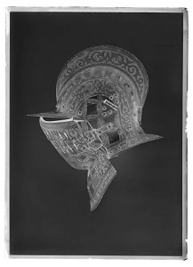 Hjälm av bourgonet-typ, tillverkad i Greenwich ca 1585, etsad och förgylld dekor - Livrustkammaren - 17589-negative