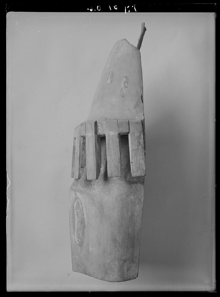 Hjälm till begravningsvapen Strängnäs domkyrka - E 15870 - Livrustkammaren - 52343