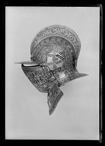 Hjälm av bourgonet-typ, tillverkad i Greenwich ca 1585, etsad och förgylld dekor - Livrustkammaren - 17589