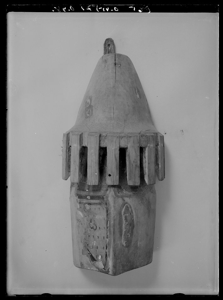 Hjälm till begravningsvapen Strängnäs domkyrka - E 15870 - Livrustkammaren - 60904