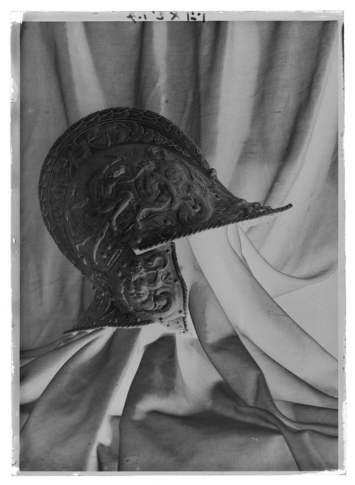 Hjälmklocka, i inv.1867 kallad Carl Xs stålhuva, Polen 1600-talets början - Livrustkammaren - 52710-negative