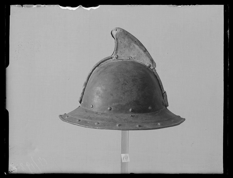 Hjälm, pott, 1600-talets första hälft. Senare omgjord för Gustav III’s karusellspel - Livrustkammaren - 19281