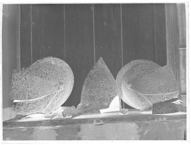 Hjälmar - Livrustkammaren - 34320-negative