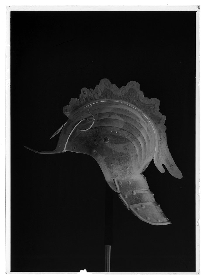 Hjälm, ändrad till tornerhjälm, ca 1580 - Livrustkammaren - 1034-negative