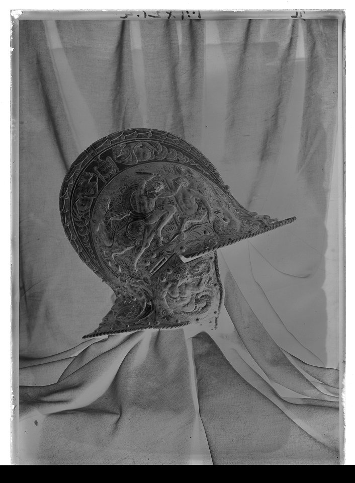 Hjälmklocka, i inv.1867 kallad Carl Xs stålhuva, Polen 1600-talets början - Livrustkammaren - 61271-negative