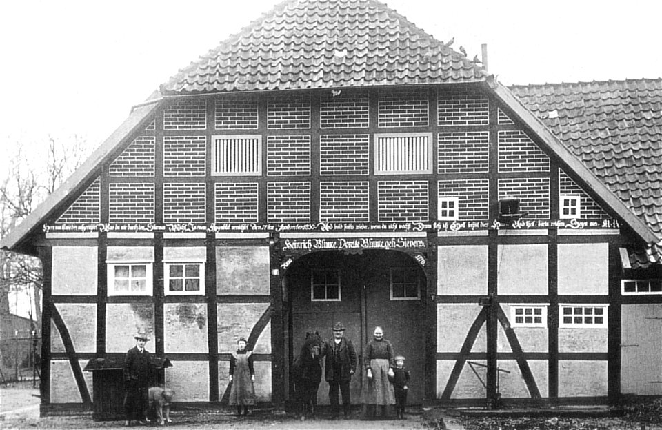 Hof Burzlaff Schaugiebel mit Bewohner 1920