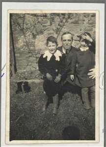 Howell Thomas Evans with his elder sons (5449711)