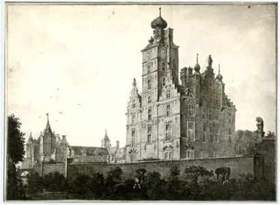 HUA-107529-Gezicht op de zij en de achtergevel van het kasteel Zuilenstein bij Amerongen met links het poortgebouw en dienstgebouwen op het voorterrein uit het n