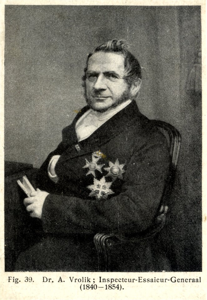 HUA-106983-Portret van A Vrolik geboren 1810 lid van het Muntcollege te Utrecht inspecteur essaieur generaal 1840 1854 overleden 1894 Kniestuk links zittende