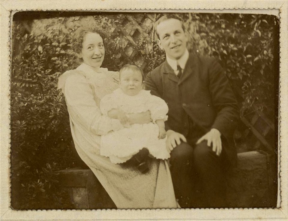 Howell Thomas Evans with his wife, Gwenllian and son, Myrddin (5294011)