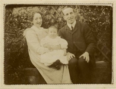 Howell Thomas Evans with his wife, Gwenllian and son, Myrddin (5294011)