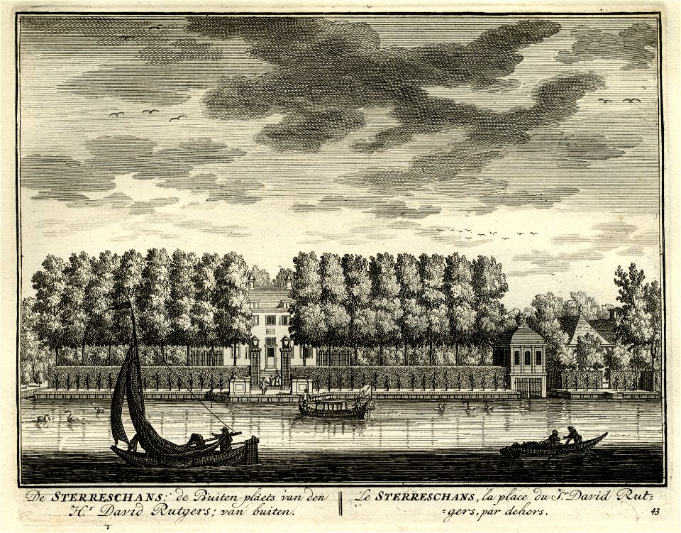 HUA-135628-Gezicht over de Vecht op de buitenplaats Sterreschans met achter het inrijhek de voorgevel van het huis en rechts de theekoepel annex botenhuis