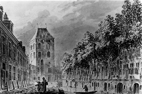 HUA-123912-Gezicht op de Plompetorengracht te Utrecht met de voorgevels van de huizen aan de westzijde en aan de oostzijde van de gracht en op de achtergrond de 