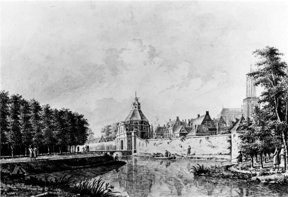 HUA-123921-Gezicht vanaf de singel over de stadsbuitengracht op de stadswal te Utrecht uit het noorden met links de singel in het midden de Wittevrouwenpoort en 