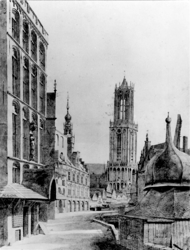 HUA-123902-Gezicht op de Stadhuisbrug te Utrecht met links het huis Keyserrijk in het midden het stadhuis Groot Lichtenberg en Hasenberg met klokkentoren rechts 