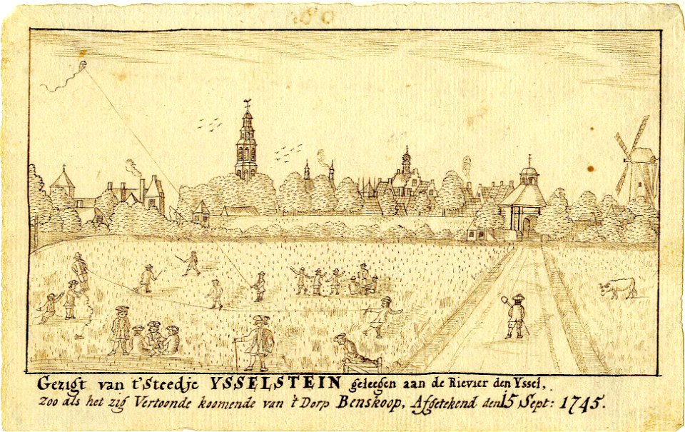 HUA-200258-Gezicht op IJsselstein vanaf de Benschopperweg uit het zuidwesten met de Benschopperpoort en op de achtergrond links de toren van de Nicolaaskerk in h