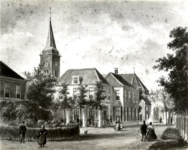 HUA-107552-Gezicht in de Herenweg te Breukelen uit het zuiden met op de achtergrond de toren van de Nederlands Hervormde kerk en de uitspanning het Statenwapen e