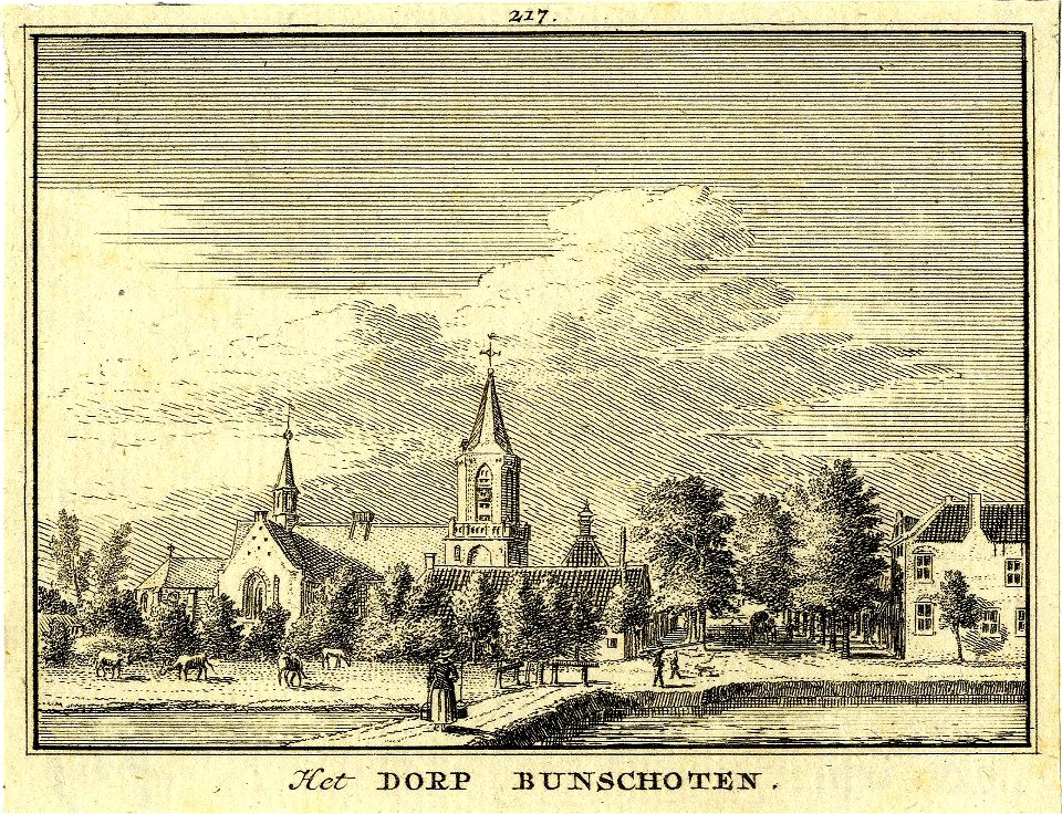 HUA-200481-Gezicht in het dorp Bunschoten met de Nederlands Hervormde kerk in het midden een doorkijk in de Dorpsstraat en op de voorgrond een hoek van de Kolk d