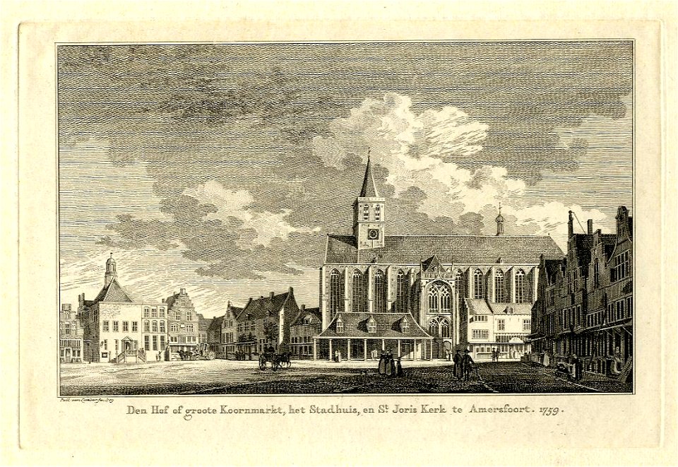 HUA-200046-Gezicht op de Hof te Amersfoort uit het zuiden met links het stadhuis en rechts de St Joriskerk met daarvoor de Korenbeurs en rechts daarvan de tegen 