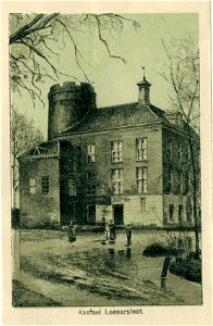 HUA-201544-Gezicht op de zij en achtergevel van het kasteel Loenersloot uit het zuidoostenNB Dit kasteel heeft tegenwoordig het adres Rijksstraatweg 211 te Loene