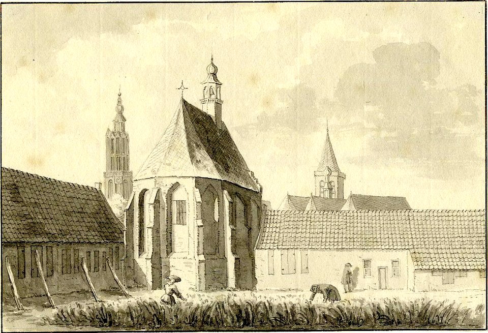 HUA-200055-Gezicht op de St Janskapel te Amersfoort tussen twee aansluitende kloostervleugels uit het oosten met op de achtergrond de Onze Lieve Vrouwetoren en d