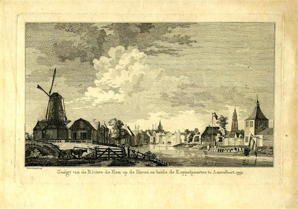 HUA-200028-Gezicht op de rivier de Eem in de richting van Amersfoort met bebouwing aan weerszijden met op de achtergrond de Koppelpoort uit het noordwesten