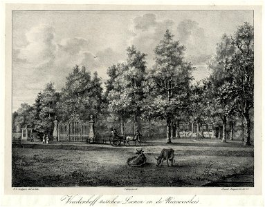 HUA-202036-Gezicht op de buitenplaats Vreedenhoff te Nieuwersluis met het monumentale inrijhek en tussen de bomen een gedeelte van de voorgevel van het huis