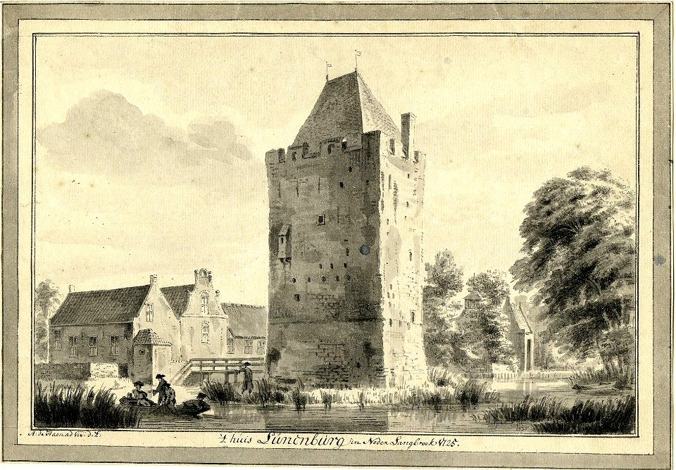 HUA-201531-Gezicht op de woontoren van het huis Lunenburg te Nederlangbroek restant van het middeleeuwse kasteel Lunenburg en links op de achtergrond het tweebeu