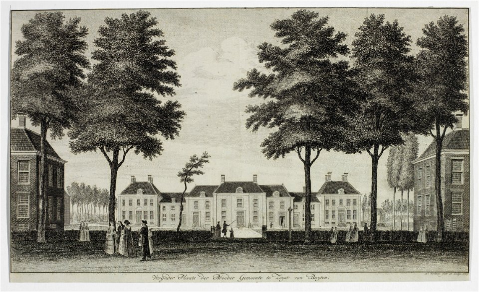 HUA-206275-Gezicht op het Zusterplein met de voorgevel van de gebouwen van de Broedergemeente te Zeist met in het midden het kerkgebouw