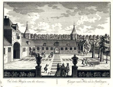 HUA-202175-Gezicht vanaf de trap naar de ingang van het huis op het voorplein van het kasteel Zuilenstein bij Amerongen met het poortgebouw links en de stallen u