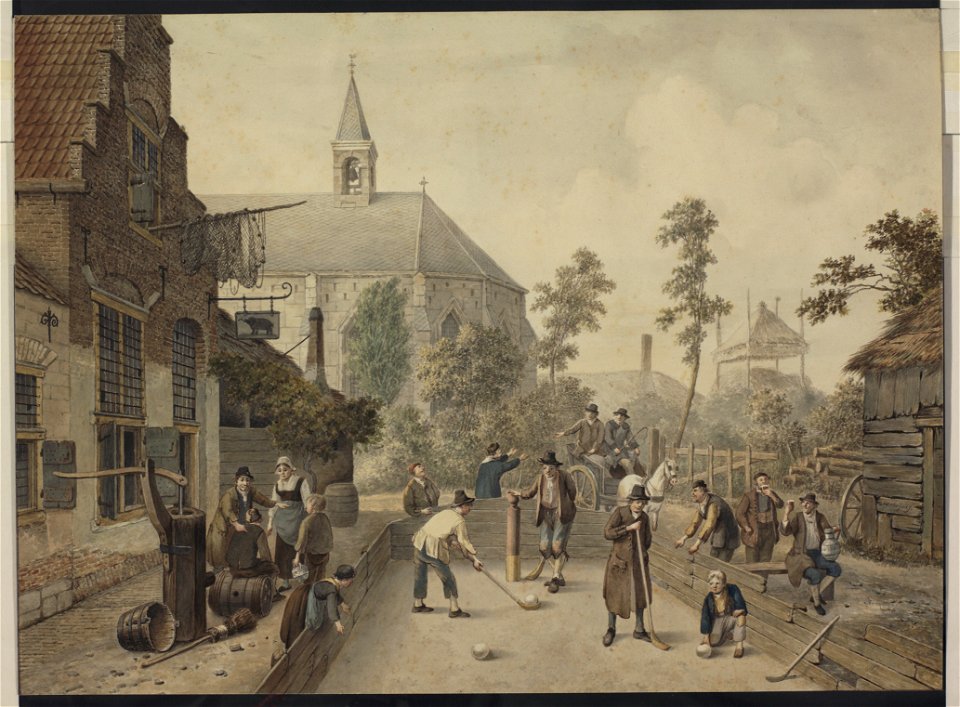 HUA-206203-Gezicht op de kolfbaan te Maarssen met kolfspelende mannen en buiten de baan andere figuren met links een waterpomp voor een oud huis waar een uithang