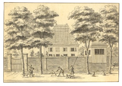 HUA-201763-Gezicht op de zijgevel van het huis Quackenburg in het dorp Ter Aa gedeeltelijk verscholen achter een muur met links een toegangshek en rechts een uit