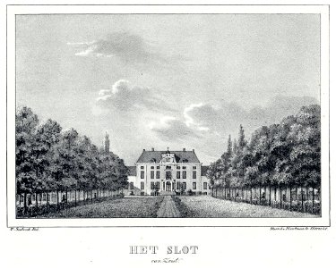 HUA-202222-Gezicht op de voorgevel van het slot te Zeist vanuit de laan vóór het huis met links de bomen langs het Broederplein en rechts die langs het Zusterple