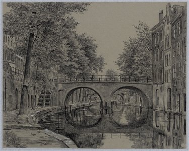 HUA-28254-Gezicht op de Oudegracht te Utrecht vanaf de werf ter hoogte van het Wed met de Gaardbrug en daarachter de Hamburgerbrug en rechts de achtergevels van
