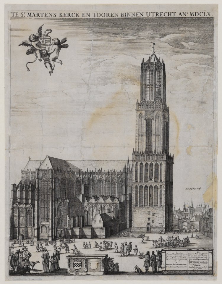 HUA-28658-Gezicht op de Domkerk en het Domkerkhof te Utrecht uit het noordwesten met rechts de Servetstraat en het Bisschopshof Linksboven drie engelen met het 