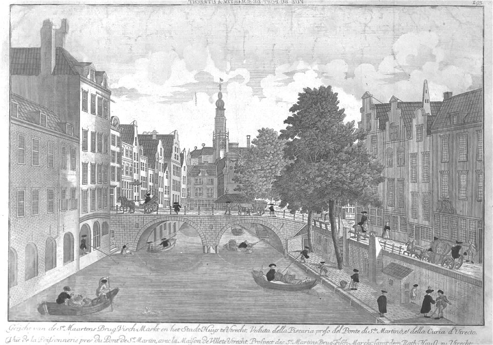 HUA-30432-Gezicht op de Oudegracht te Utrecht met de Maartensbrug links de achtergevels van de huizen aan de Lijnmarkt rechts de voorgevels van de huizen aan de