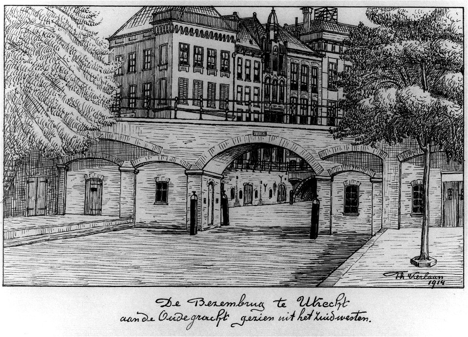 HUA-30971-Gezicht op de Oudegracht Weerdzijde te Utrecht met de Bezembrug uit het westen met op de achtergrond de voorgevels van de huizen aan de Stadhuisbrug