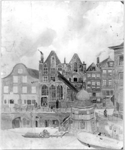 HUA-31564-Gezicht op de Oudegracht te Utrecht bij de Stadhuisbrug met de voorgevels van de huizen aan de noordzijde van de gracht en de Ganzenmarkt met links he